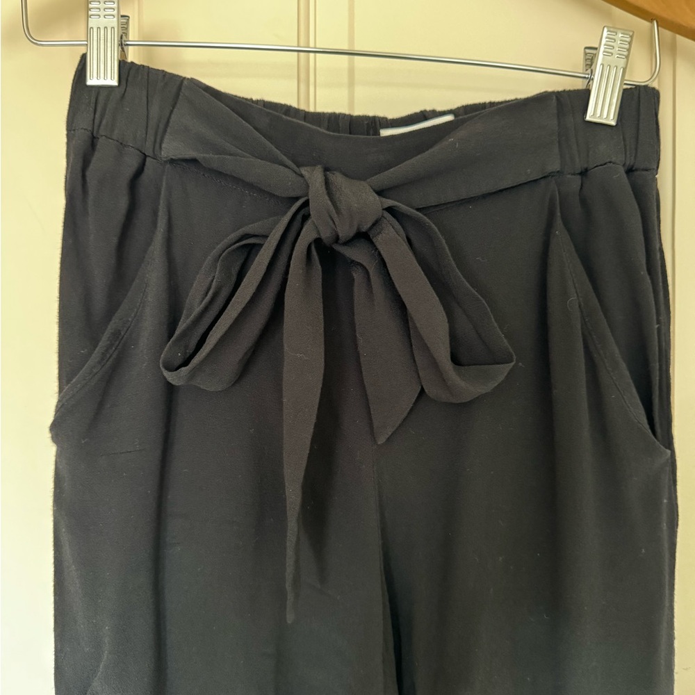 Aritzia black cropped flowy trousers size XS